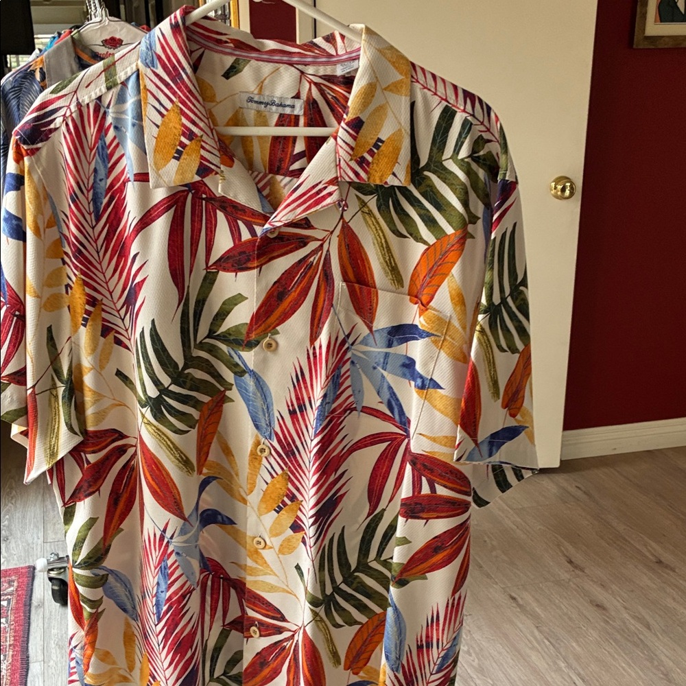 Tommy Bahama bright floral silk shirt sleeve menswear shirt, size XL